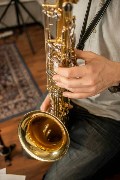 Hände Eines Musikers Der Proberaum Saxofon Spielt — Stockfoto