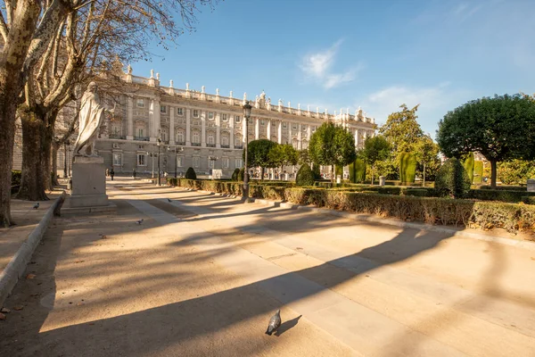 サバティーニ庭園と明確な冬の日にマドリード王宮の隣を歩く — ストック写真