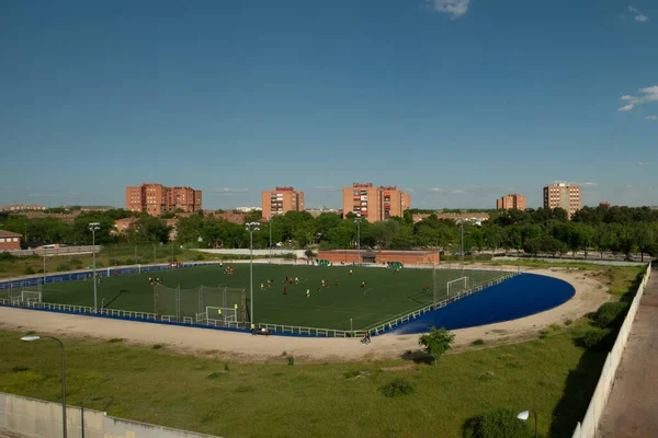 Ein Fußballplatz Auf Dem Sonntägliche Wettbewerbe Der Kinderfußballligen Stattfinden — Stockfoto