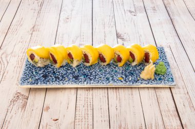 Mango ve avokado uramaki suşi, mavi yüzgeçli ton balığı ve Philadelphia peynirli.
