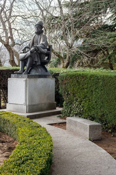 stock image Statue of Philip II in a park in the streets of the town of El Escorial in Madrid