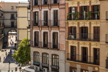Madrid 'deki Plaza Mayor yakınlarında eski evlerin cepheleri.