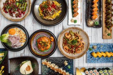 Japon-Peru gastronomik füzyonu ceviche, bao ekmeği, karides güveci, karidesle kızartılmış udon eriştesi ve mısır ve biberli diğer tipik ve renkli tarifler.