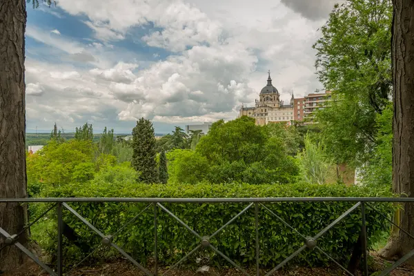 曇りの日にマドリードの庭園とアルムデナ大聖堂の景色 — ストック写真