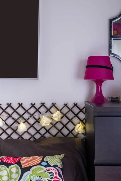 Esquina Dormitorio Con Cojines Una Cómoda Color Oscuro Una Lámpara —  Fotos de Stock