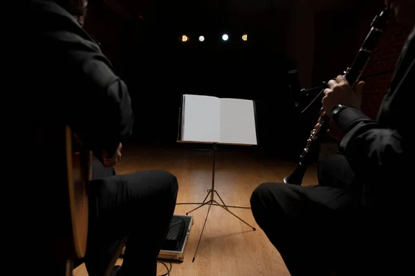 Twee Muzikanten Zitten Voor Een Muziekstuk Klaar Gitaar Klarinet Spelen — Stockfoto