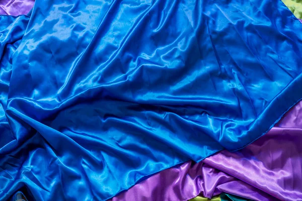 Σατέν Υφάσματα Διαφόρων Χρωμάτων Ξαπλωμένα Στο Πάτωμα Λίγο Νερό — Φωτογραφία Αρχείου