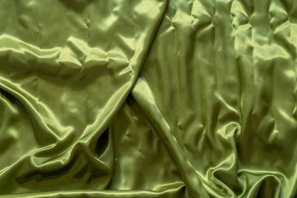 Κίτρινα Πράσινα Σατέν Υφάσματα Ξαπλωμένα Στο Έδαφος Λίγο Νερό — Φωτογραφία Αρχείου