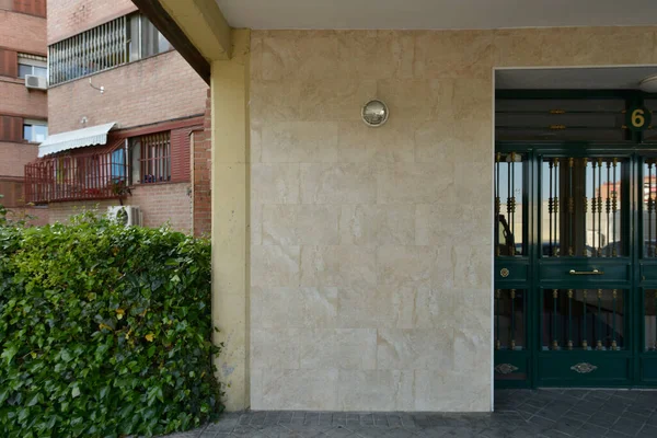 Kapısı Aydınlık Mermer Döşemesi Olan Yeşil Bir Portala Erişimi Olan — Stok fotoğraf