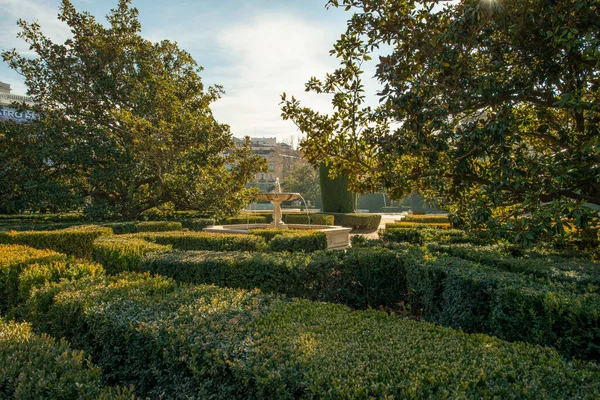マドリードの王宮に併設された庭園のヘッジと大理石の噴水 — ストック写真