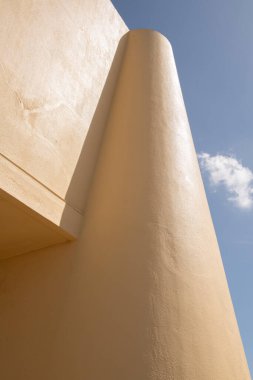 Güneşli bir günde dairesel yüzeyleri olan bir kalenin dış cephesi