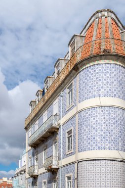 Mavi kiremitlerle kaplı tipik bir Lizbon binası manzarası