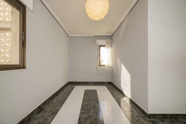 Leeres Wohnzimmer Mit Einem Kombinierten Grünen Und Weißen Steinzeugboden Mehrere — Stockfoto