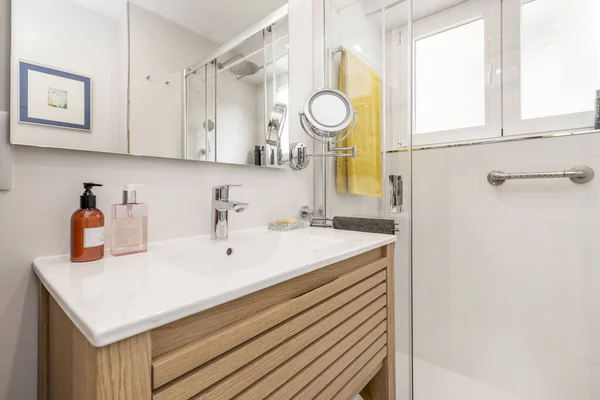 Kleines Badezimmer Mit Porzellanwaschbecken Auf Eichenschrank Schiebe Duschkabine Rahmenlosem Spiegel — Stockfoto