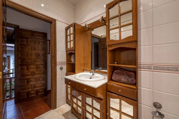 鏡と木製パネルドアの組み合わせで木製の家具とヴィンテージ風格のあるバスルーム — ストック写真