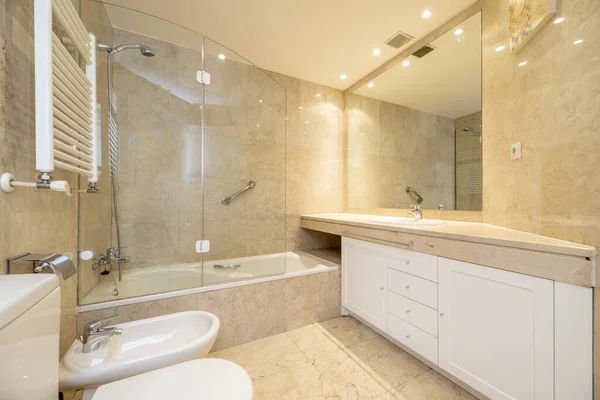 Bathroom Large Mirrors Walls Covered Cream Marble Floors Same Material — Stock Photo, Image