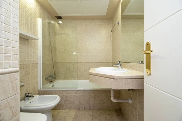 Badkamer Met Grote Spiegels Muren Bedekt Met Imitatie Marmeren Tegels — Stockfoto