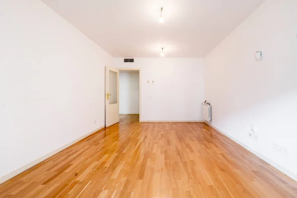 有浅色的法国橡木地板 几个房间和白色铝制散热器的房子 — 图库照片