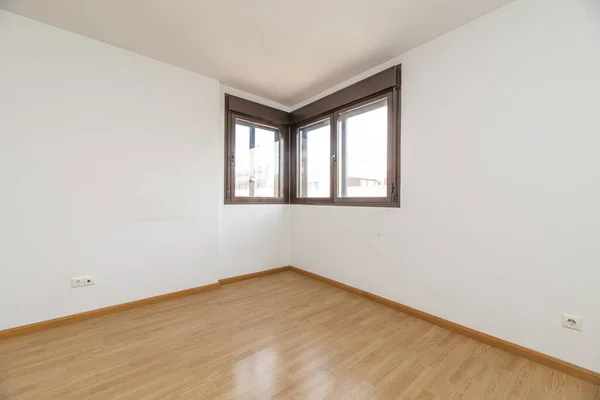 Boş Oturma Odası Ahşap Kaplamalı Beyaz Duvarlı Iki Kahverengi Köşeli — Stok fotoğraf