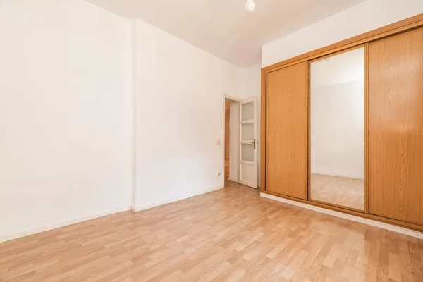 Boş Bir Oda Ahşap Gardıroplu Kiraz Rengi Sürgülü Kapılar Beyaz — Stok fotoğraf