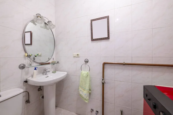 Невелика Ванна Кімната Білою Порцеляновою Плиткою Туалетами Газовою Трубою Стіні — стокове фото