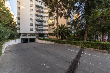 Konut binasının garajlarına asfalt giriş rampası.