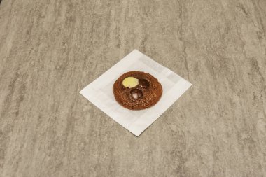 Geleneksel kurabiye, tereyağlı, kahverengi ya da beyaz şekerli ve yarı şekerli çikolata parçacıklarından yapılan hamur kombinasyonudur..