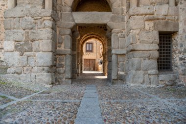İspanya 'nın Toledo şehrinin duvarındaki birçok kapıdan biri.