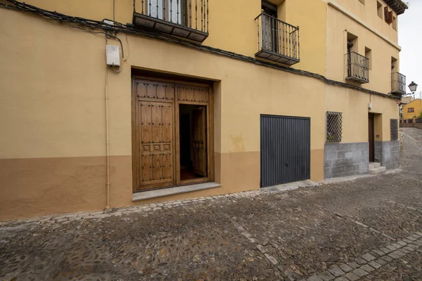 Puerta Madera Cuarterones Una Calle Empedrada Las Afueras Toledo España —  Fotos de Stock