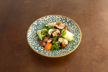 Bahçe salatası genellikle bahçeden taze sebzelerle yapılan bir salatadır. Bir çok şekilde yapılır, bir tariften daha fazlası salata yapma biçimidir.