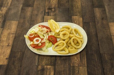 Mürekkep balıkları genellikle içeriden temizlenir ve bir süre suda kaynatılır. Vücut genellikle kızgın yağda kızarmadan önce halkalara ayrılır.