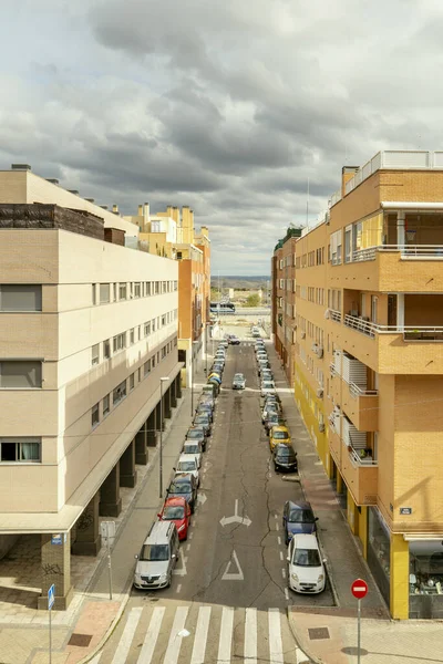 Häuserfassaden Und Straßen Mit Geparkten Autos Zebrastreifen Für Fußgänger Einem — Stockfoto