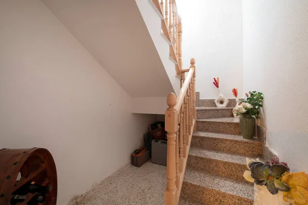 Escadaria Interior Casa Destacada Com Pisos Granito Rosa Trilhos Madeira — Fotografia de Stock