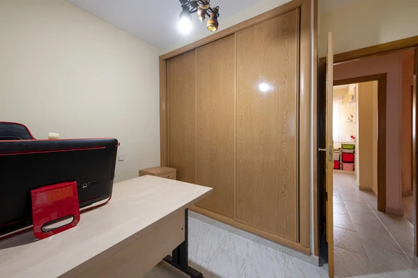 Ein Büro Mit Einem Spielstuhl Einem Designer Und Einem Einbauschrank — Stockfoto