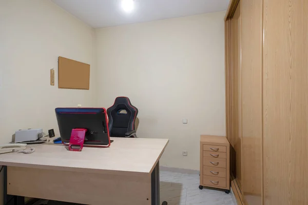 Ein Büroraum Mit Einem Spielstuhl Einem Designer Und Einem Einbauschrank — Stockfoto