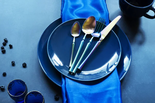 Kék Porcelán Tányérok Kék Asztalterítővel Kék Poharakkal Irizáló Evőeszközökkel — Stock Fotó