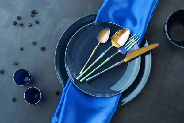 Különböző Kék Porcelántányérok Kék Asztalterítővel Aranyozott Kék Szemüveggel Áfonyával Íriszes — Stock Fotó