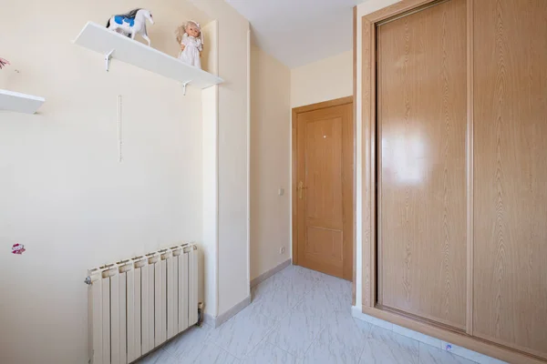 Leeres Schlafzimmer Mit Steinzeugböden Einem Großen Einbauschrank Mit Holzschiebetüren Einem — Stockfoto