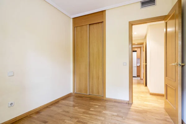 ダクトとフランスのオークの床と他の部屋へのアクセスと同じ材料と長い廊下の入り口のドアを介してエアコン付きの部屋のベッドルーム — ストック写真