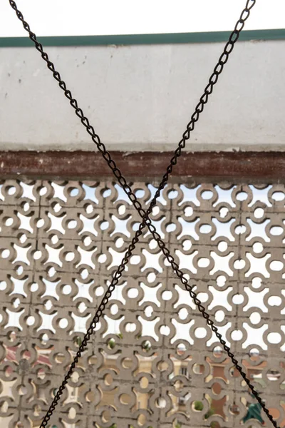 Några Rostiga Kedjor Bildar Ett Kors Med Cement Gitter — Stockfoto
