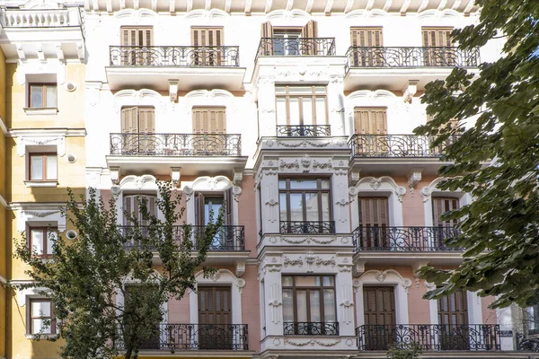 茶色の木製のシャッターと錬鉄製の手すり付きのバルコニー付きのヴィンテージ住宅ビルのファサード — ストック写真