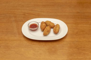 Kroketin insanlık tarihi boyunca çok sayıda emsali vardır, çünkü antik çağlardan beri arta kalanları yeniden kullanmak için bir teknik olarak kullanılmaktadır.