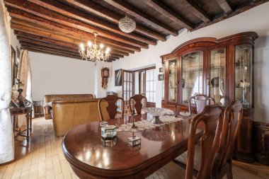 Canels, Fransa 'nın Bordeaux şehrinin tipik küçük bisküvileridir. Kenarları olan karakteristik silindirik bir görünüşleri var.