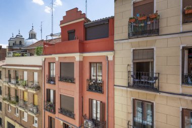 Madrid 'in merkezinde balkonları ve kubbeleri olan eski binaların cepheleri.