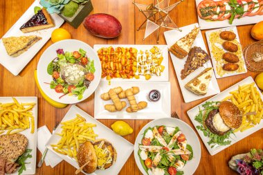 Canels, Fransa 'nın Bordeaux şehrinin tipik küçük bisküvileridir. Kenarları olan karakteristik silindirik bir görünüşleri var.