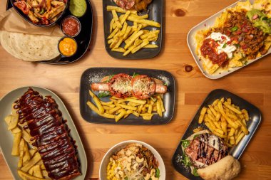 Izgara burgerli Tex Meksika yemeği tarifleri barbekü soslu pirzola, sosisli sandviç, kaju ve rosto. Salata ve acılı nachos ve guacamole.