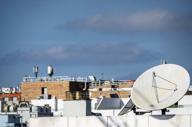 Şehrin çatılarında telekomünikasyon antenleri, havalandırma cihazları ve duman çıkışları var.