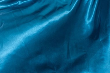 Mavi parlak saten kumaş ve biraz kırışıklık.