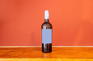 Temiz mavi etiketli bir şişe kırmızı şarap.