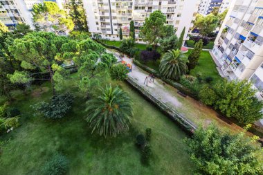 Bahçelerin, bahçelerin, oyun alanlarının ve palmiye ve çam ağaçlarının en üst görüntüsü